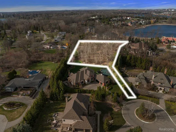 2785 Turtle Lake Dr, Bloomfield Hills, MI 48302