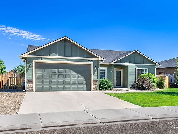 3rd image of 2576 Mariposa Ct