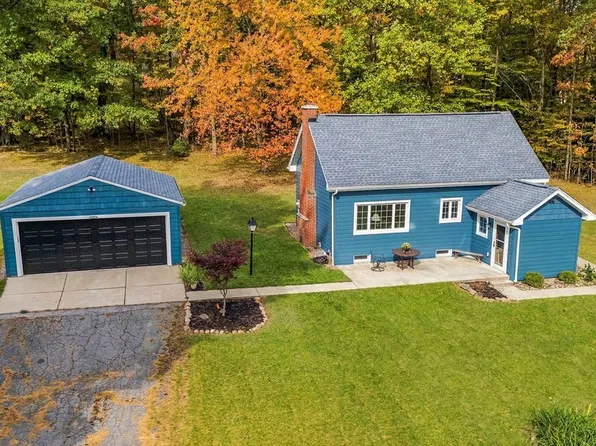 7493 Crestwood Cir, Orchard Park, NY 14127