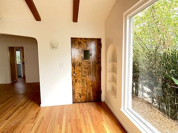 Middle unit interior Entry