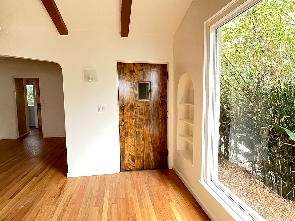 Middle unit interior Entry