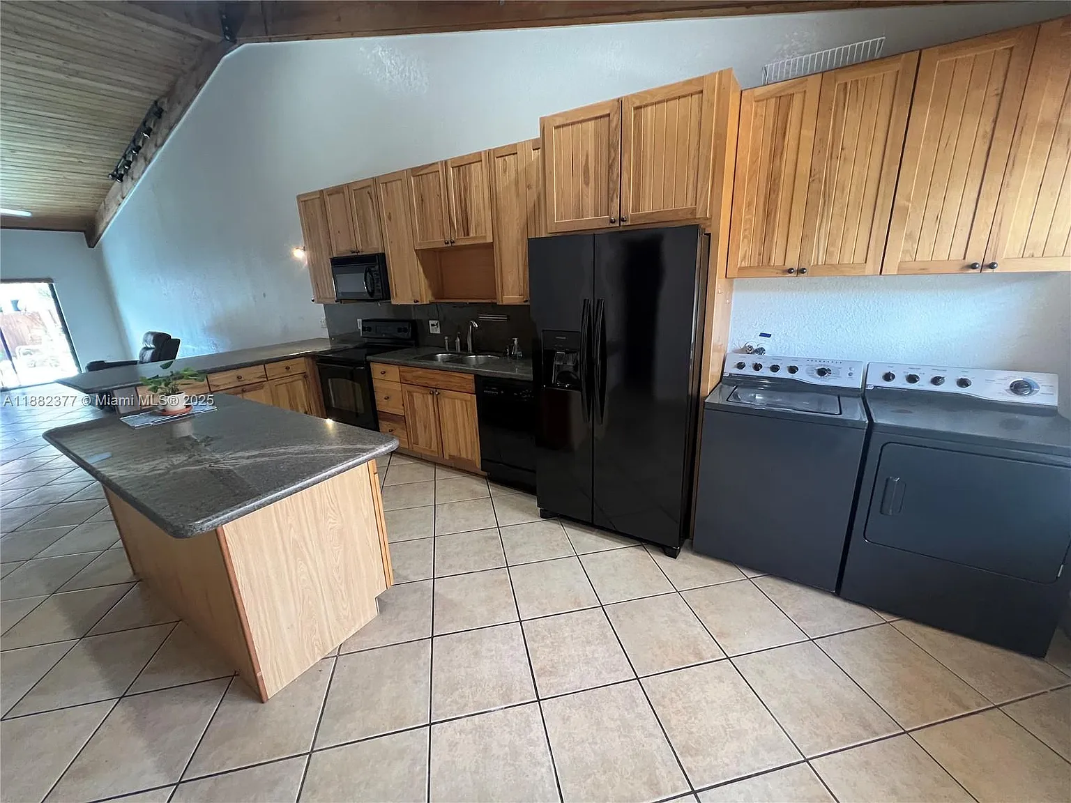 2 bed, 2.5 bath, 1300 sqft, $2,550 — Photo 2