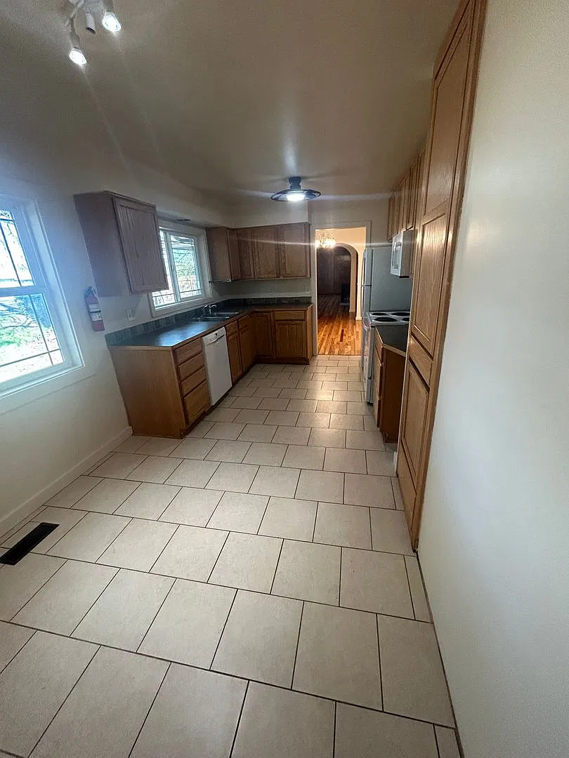 Huge 3 Bedroom 2 Bath Home with Fully Fenced Back Yard- Large dogs welcome! — Photo 2
