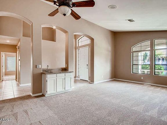 dining area w/ wet bar