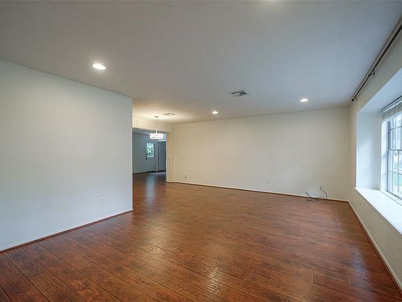 3rd image of 10415 Timberwood Dr