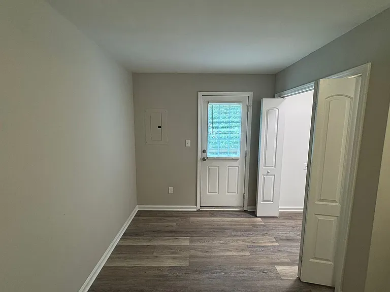 320 Hamilton Dr NE — Photo 4