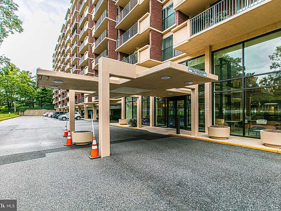 5th image of 1300 Army Navy Dr APT 429