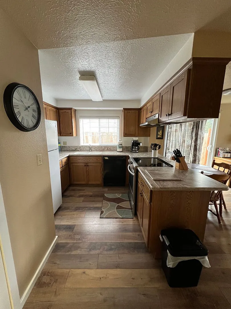 2 Bedroom, 1.5 Bathroom Fully Furnished Apartment - Close to Sky Lakes and Oregon Tech! — Photo 2