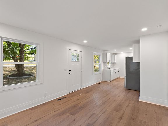 3rd image of 19 Maple St