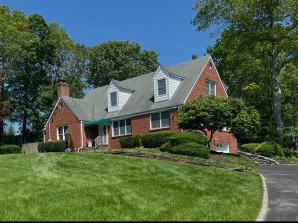 77 Jamaica Ave, Holtsville, NY 11742