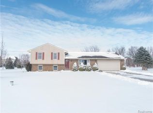 12959 Sue Dee Ln, South Lyon, MI