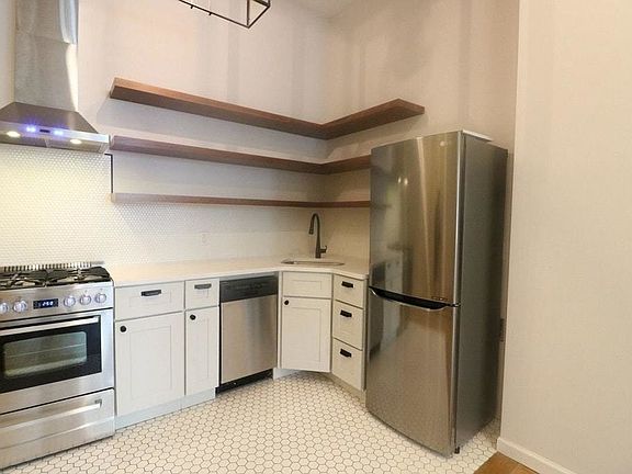 4th image of 156 Irving Ave #1A