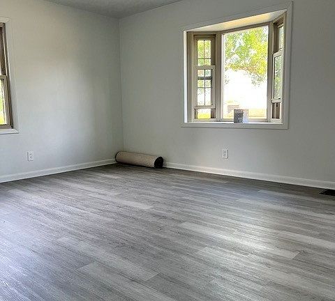 5th image of 814 Laird Ave NE