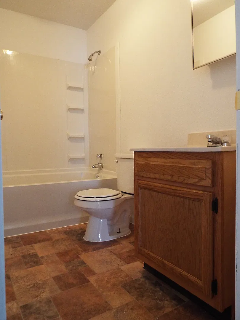 Three Bedroom/One bathroom house with carport for rent. — Photo 4