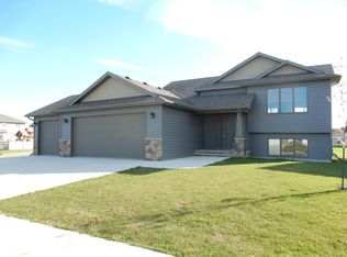5509 Cottonwood St, Grand Forks, ND 58201