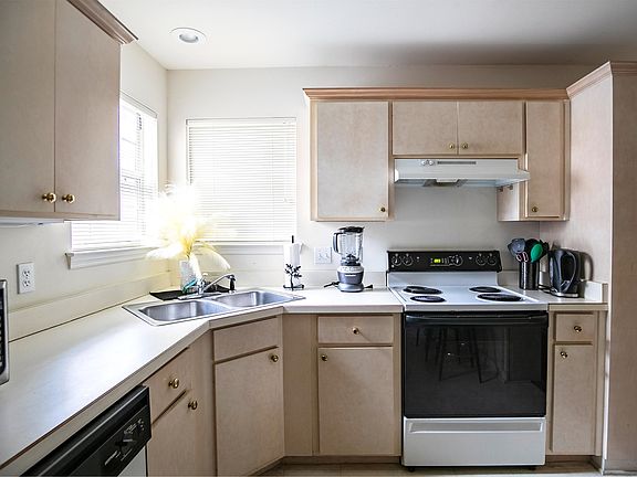 2nd image of 3120 Camelliawood Cir W