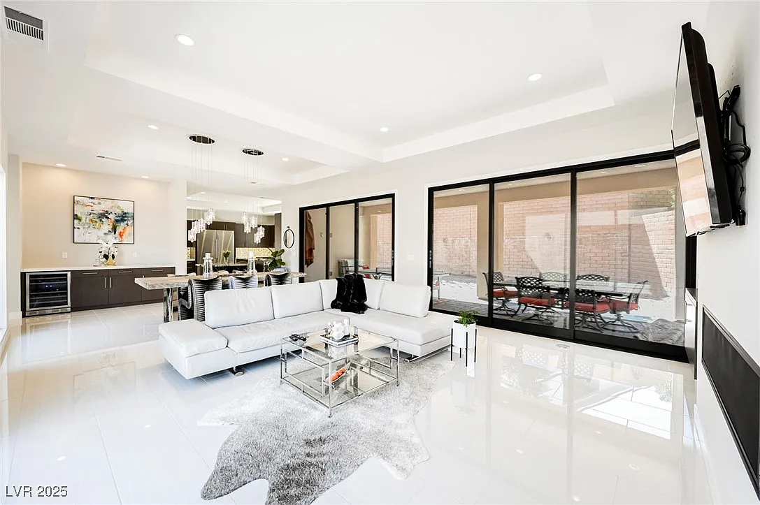4 bed, 4.5 bath, 3776 sqft, $15,000 — Photo 4