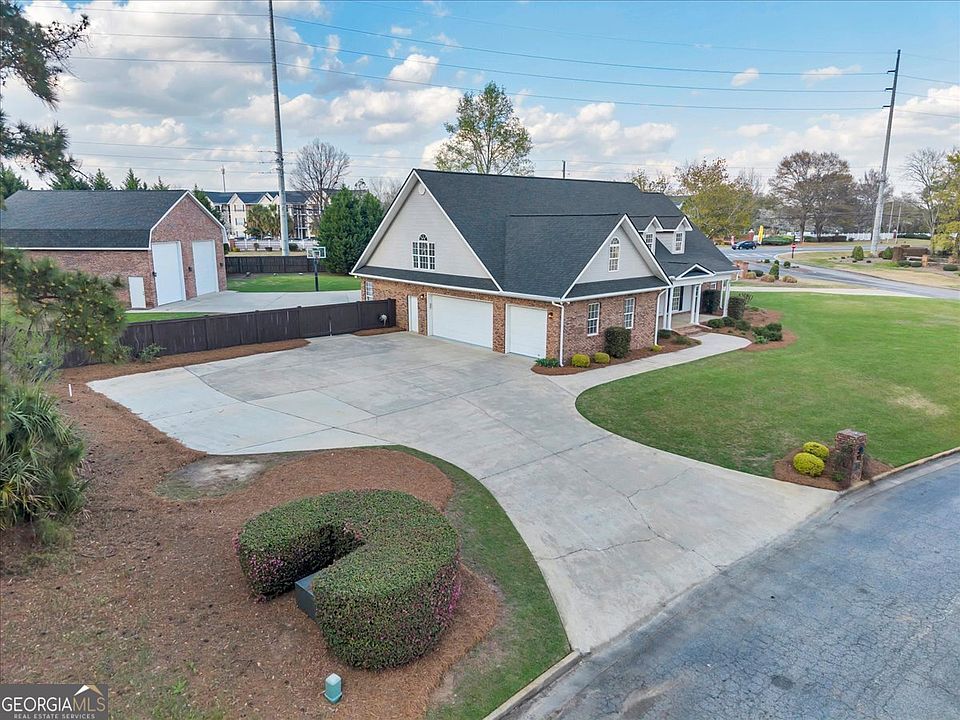 1st image of 32 Willow Lake Dr
