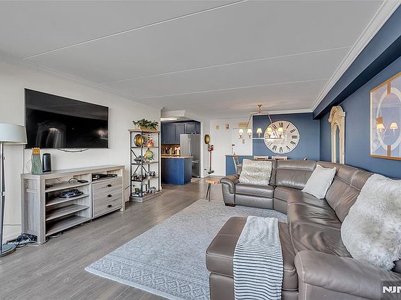 3rd image of 250 Gorge Rd APT 21B