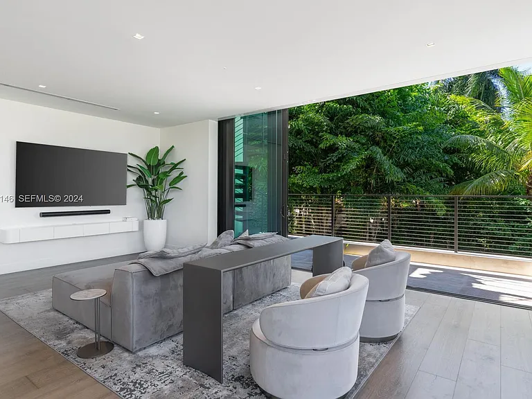 N Hibiscus Dr — Photo 16