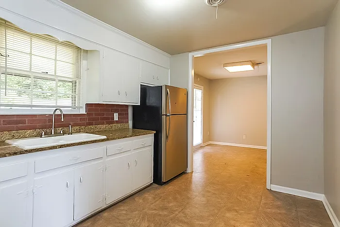 3 bed, 1.5 bath, 1104 sqft, $1,245 — Photo 4