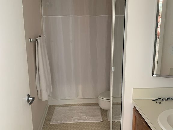 3rd image of 415 E Waverly Pl APT 1B