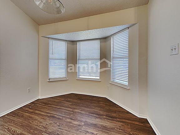 4th image of 800 Meadowlark Dr