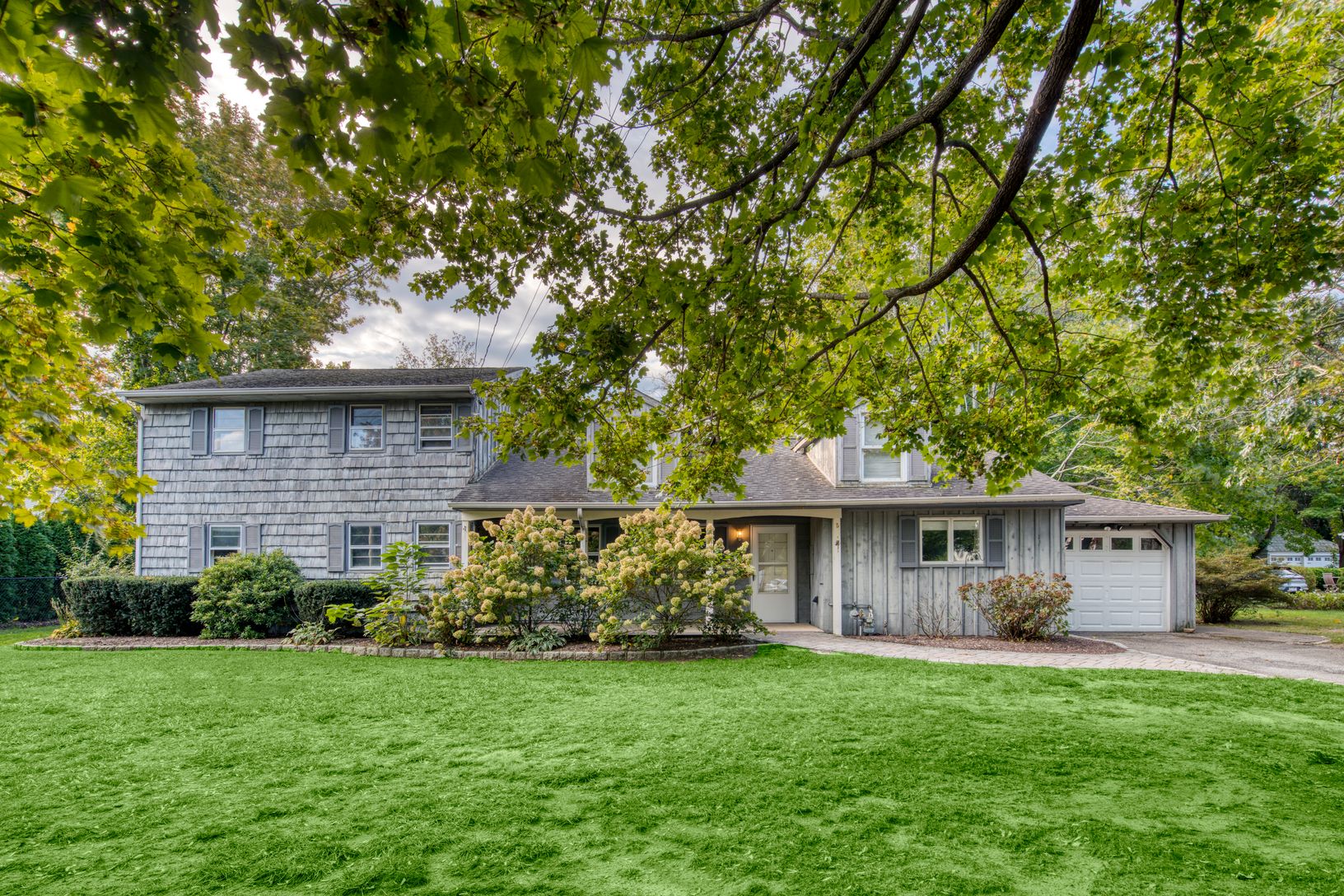 Great location, close to schools, beach, town, vineyards, and farmstands.