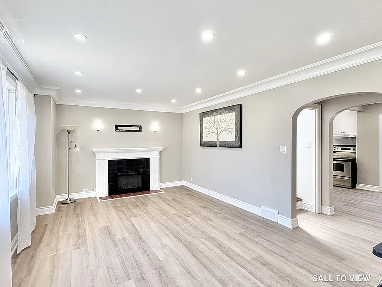 1052 King St E — Photo 1