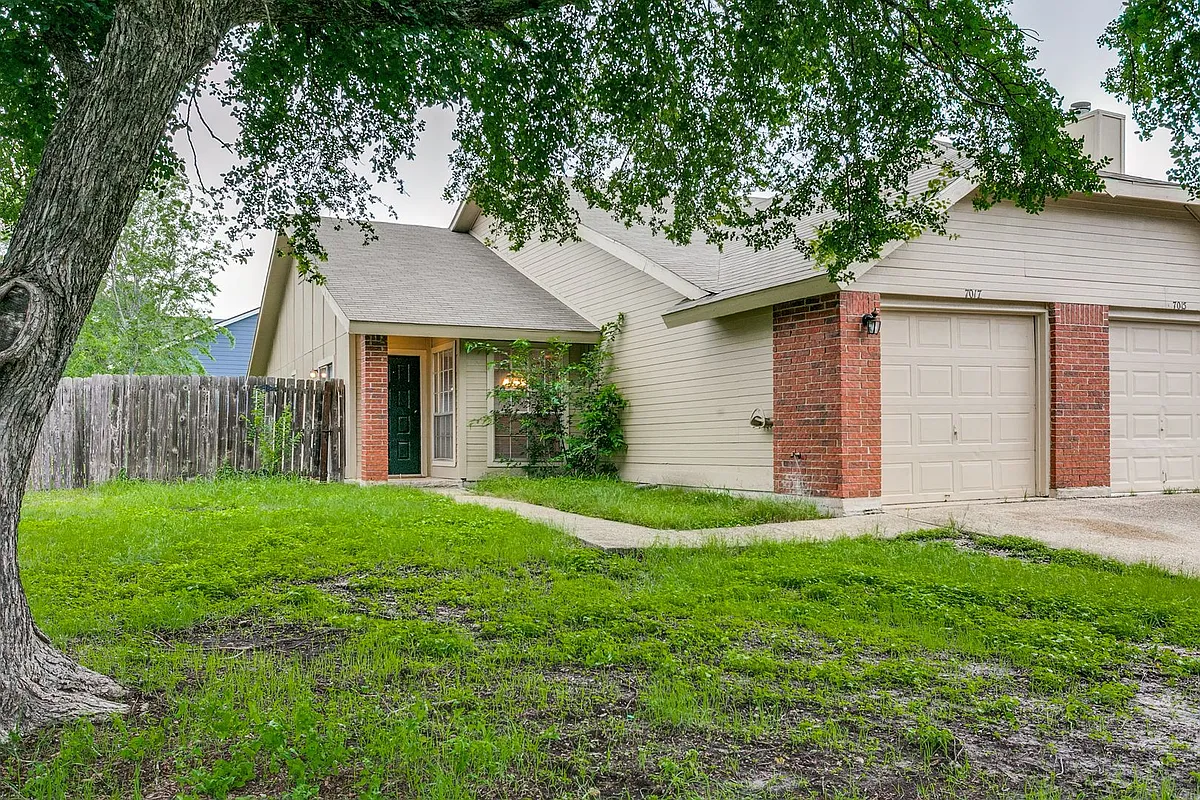 Building Photo - 2-Bedroom Duplex