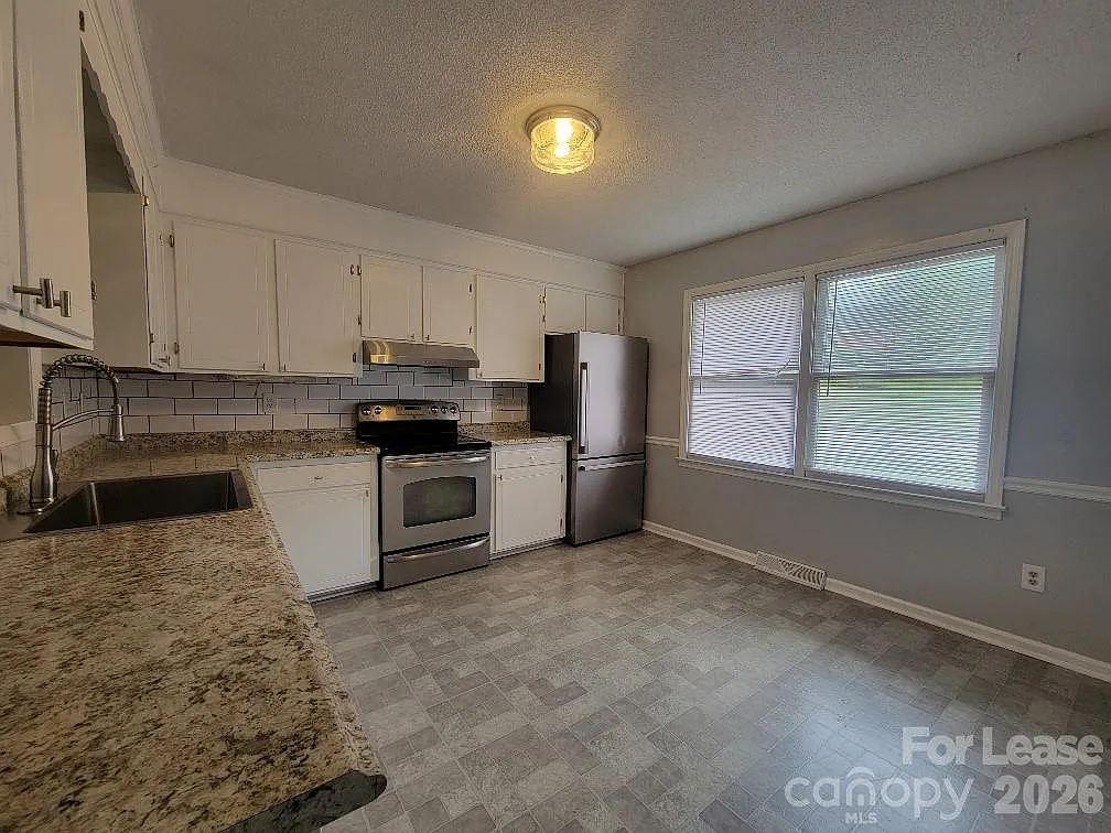 3 bed, 2.0 bath, 1323 sqft, $2,025 — Photo 2