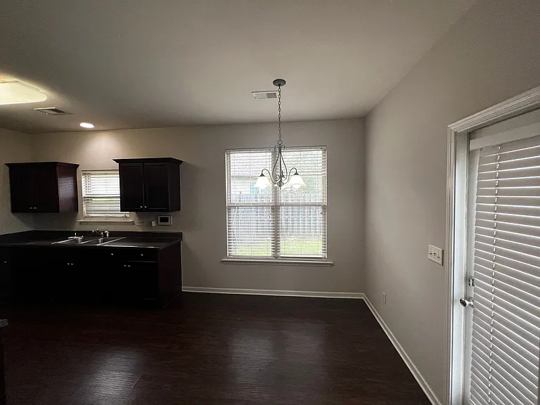 2208 Adkins Cir — Photo 10