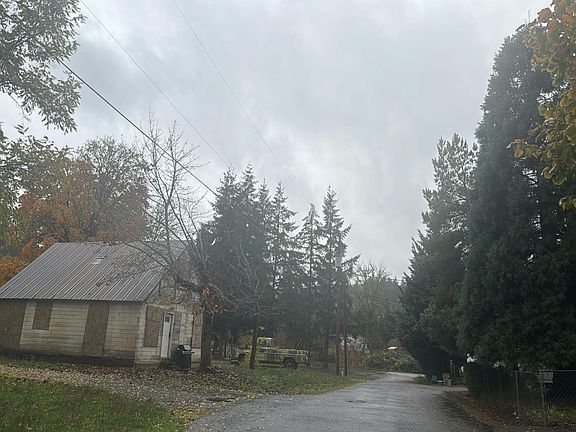 4th image of 579 Surrey Ln