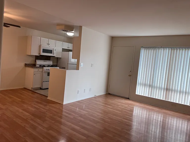2601 W Victory Blvd #J — Photo 3