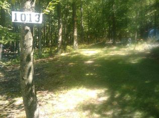 1013 Village Dr E, Milford, PA 18337