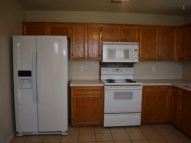 837 Lakeview Dr — Photo 6