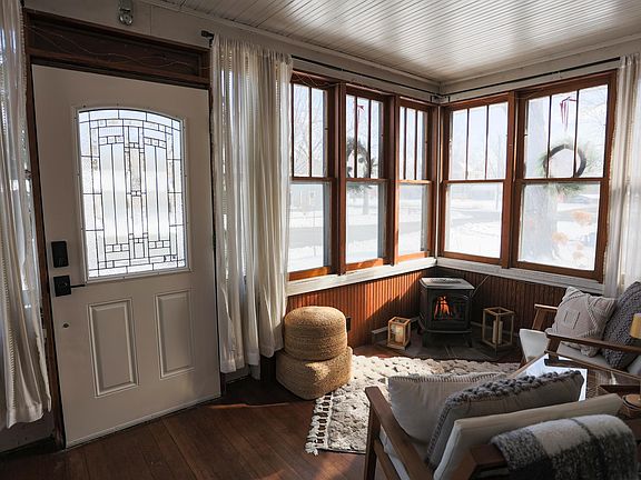 2nd image of 115 S Dallas St