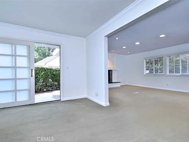 15344 Greenleaf St — Photo 10