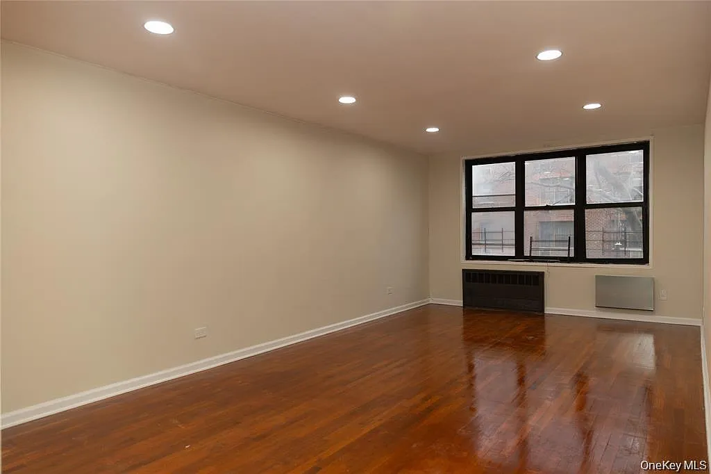 1275 East 51st Street — Photo 2