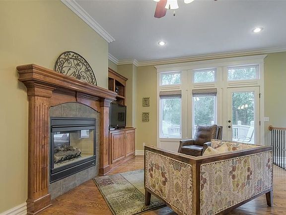 4th image of 712 NE Twin Brook Dr