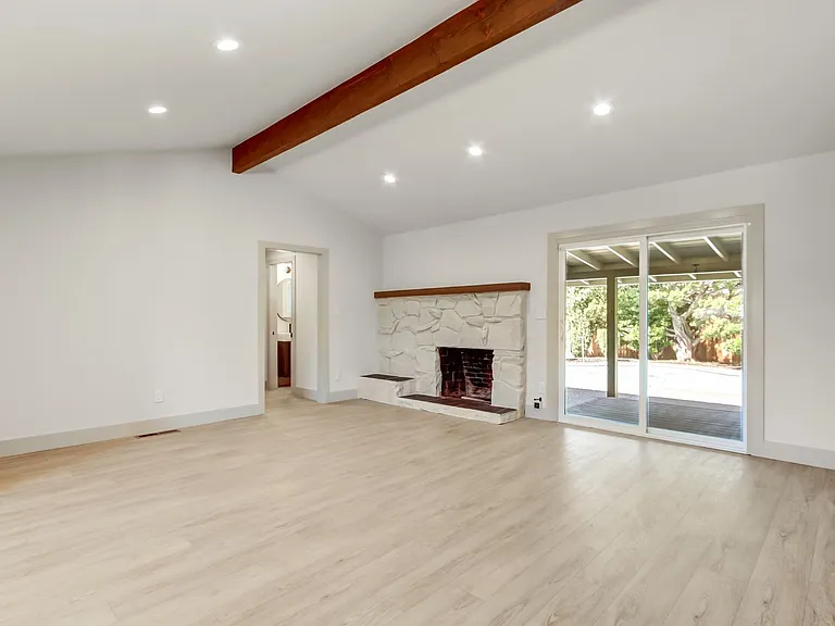 965 Jonas Ave — Photo 8