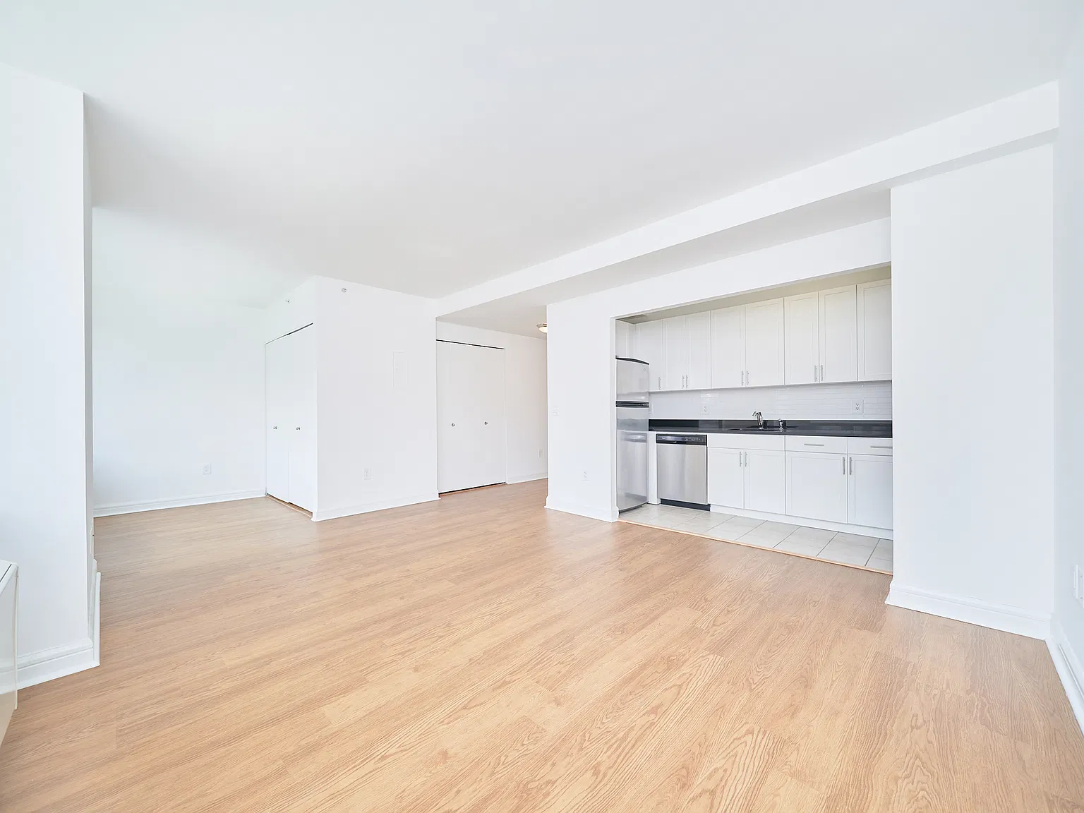 160 Riverside Boulevard — Photo 4