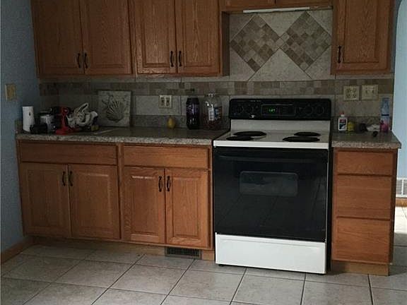 3rd image of 3598 Woodbine Ave