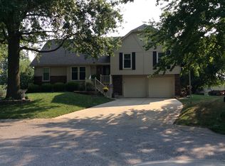 932 NW Oak Ridge Dr, Blue Springs, MO 64015