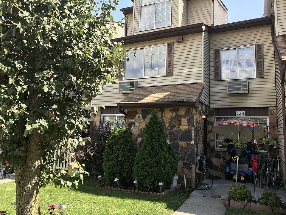 1st image of 28 Croft Ct #A