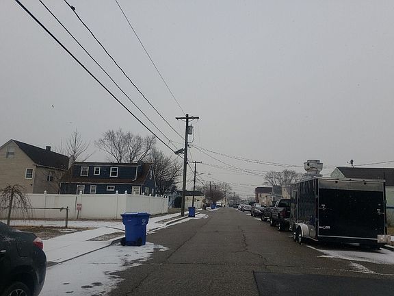 4th image of 157 Larch St