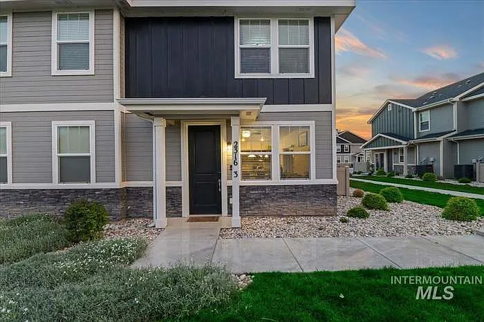 2 bed, 2.5 bath, 1102 sqft, $2,095 — Photo 2