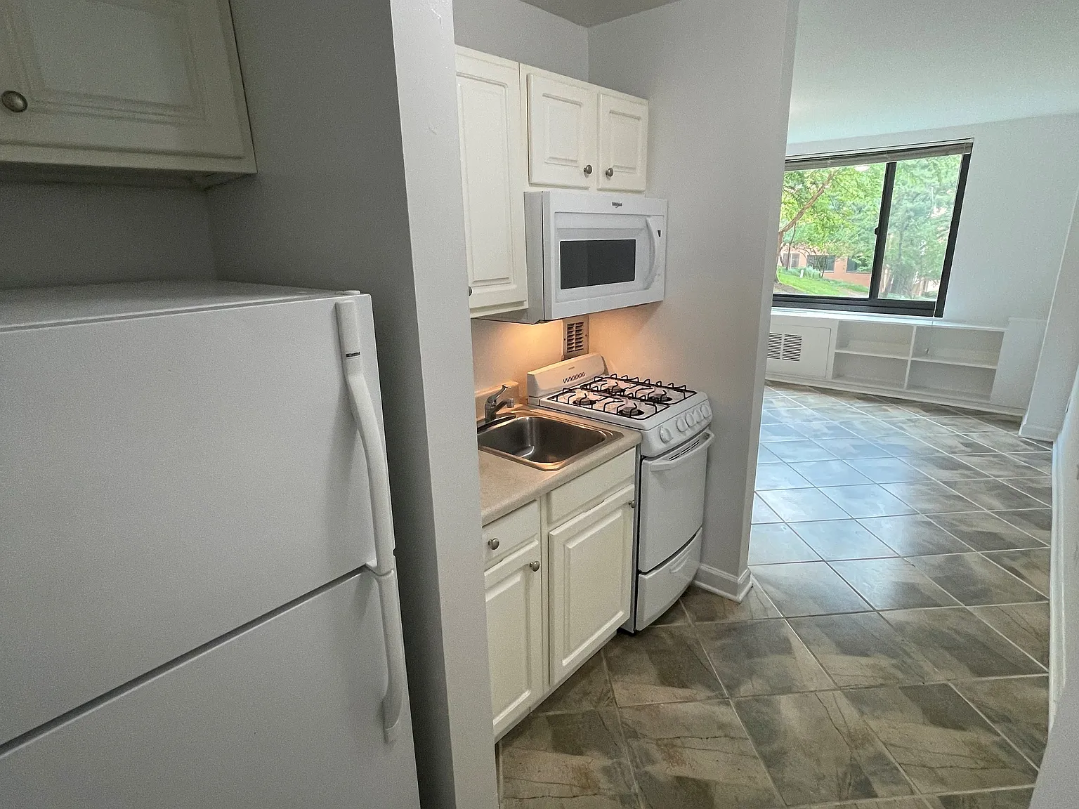 Studio, 401 sqft, $1,625 — Photo 3