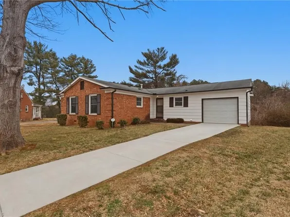 1031 Shea Ct, Winston Salem, NC 27107