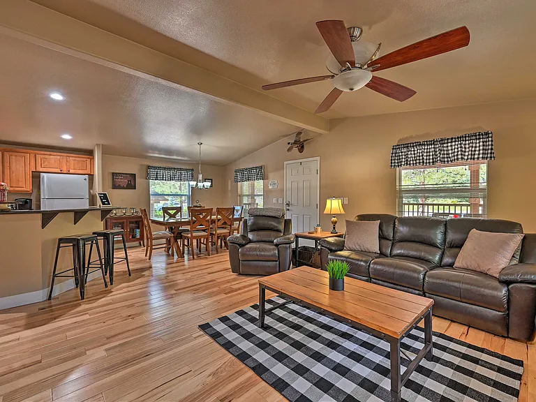 325 E Oak Dr — Photo 5
